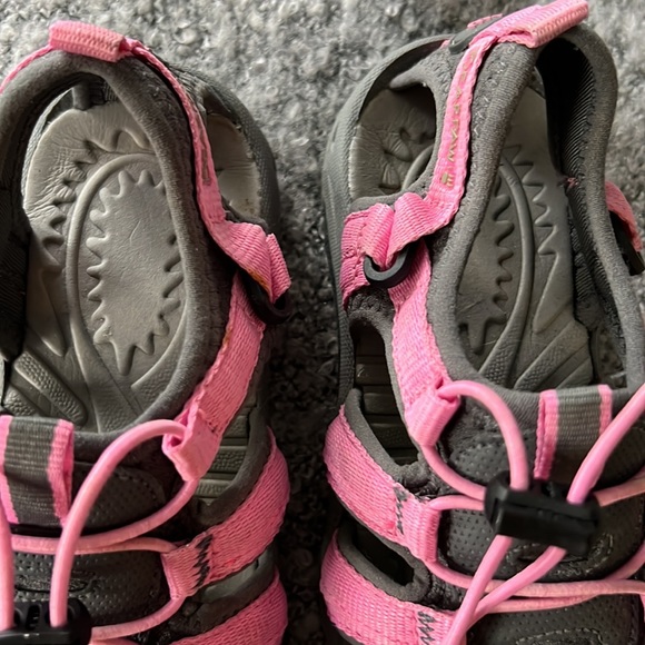 Pink and gray Bearpaw water shoes - Picture 7 of 8